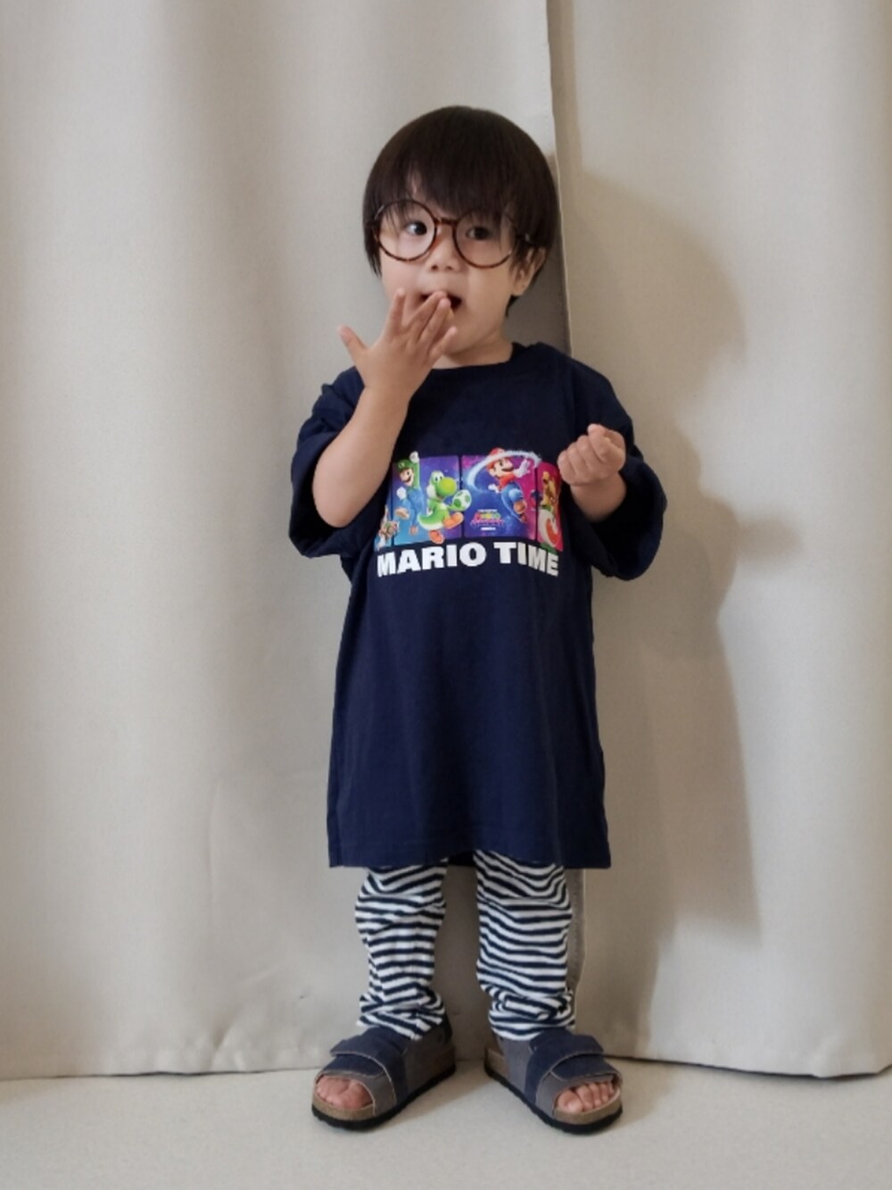 ブルー系のTシャツ/カットソー、ブルー系のパンツ、ブルー系のサンダルを着用したキッズの夏コーディネートの4枚目の写真