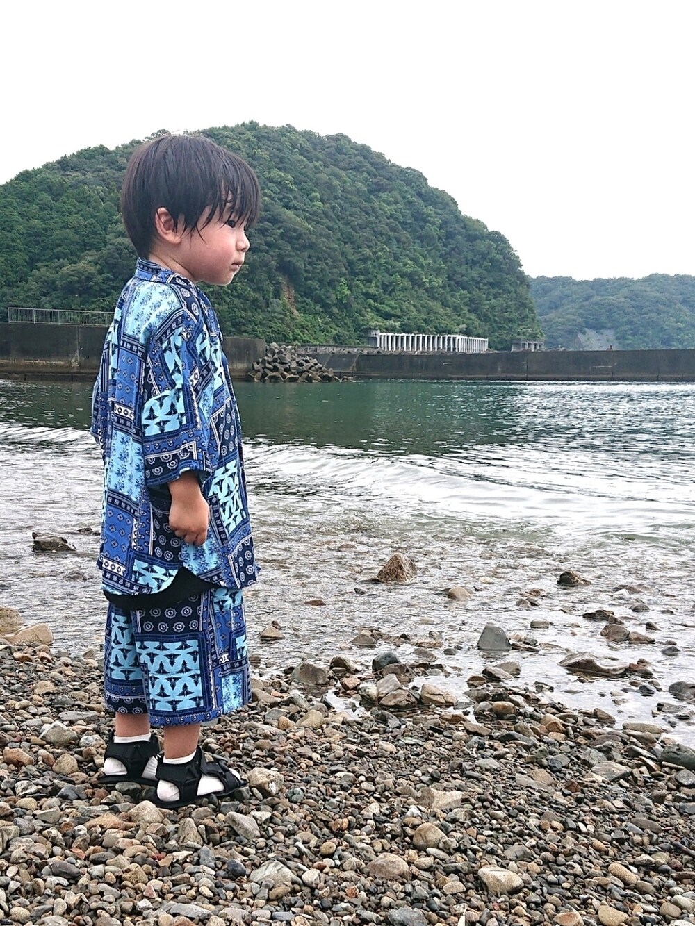 「セットアップ、夏コーデ、シンプルコーデ、アウトドアスタイル、お出かけコーデ、スポーツミックス、ストリート、レイヤードスタイル、サンダル、スポーツサンダル、キャップ、プチプラ、シャツスタイル、カジュアルコーデ、ハーフパンツ」｜「GUのツイルロゴキャップ   color:black（キャップ、ブラック系）」を使った、REIさん（キッズ・90cm）の秋コーディネートの4枚目の写真