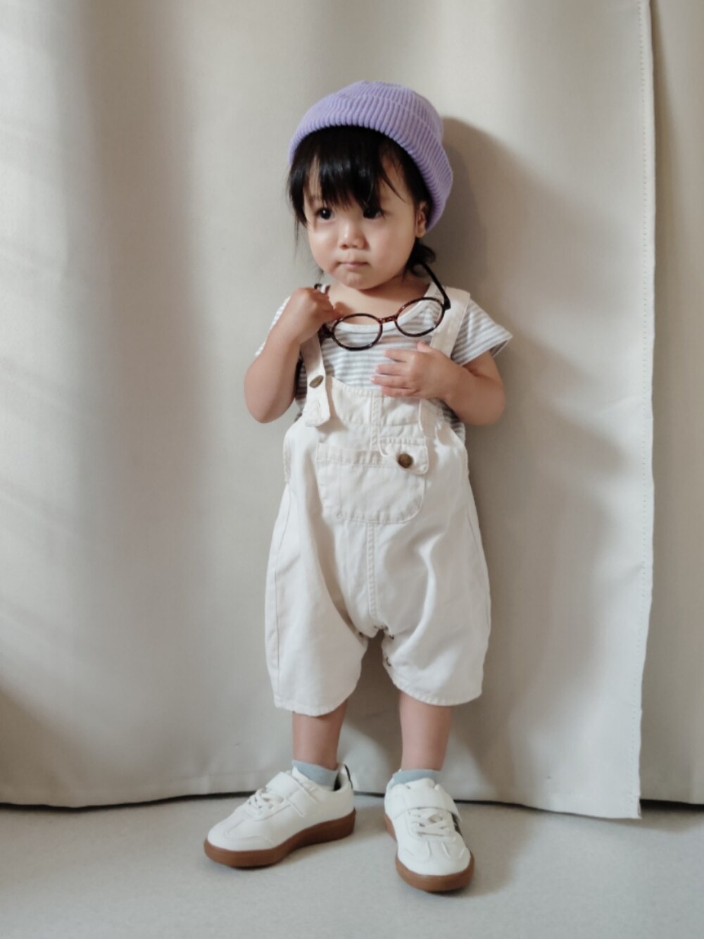 ブルー系のTシャツ/カットソー、ホワイト系のサロペット/オーバーオール、ブラック系のスニーカーを着用したキッズの秋コーディネートの2枚目の写真