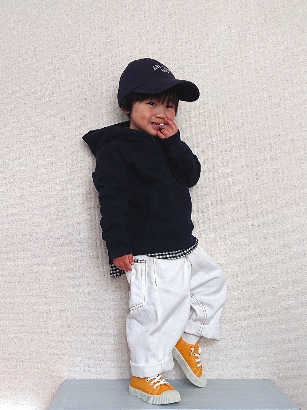 「クリスマスに着たい服、冬コーデ、パーカー、2歳、モノトーン、デニム、デニムパンツ、レイヤードスタイル、スニーカー、スニーカーコーデ、ホワイトパンツ、マイベストコーデ2022、ビッグシルエット、ストリート、韓国子供服」｜「GUの 起毛ツイルベースボールキャップ   69NAVY（キャップ、ブルー系）」を使った、REIさん（キッズ・90cm）の冬コーディネートの2枚目の写真