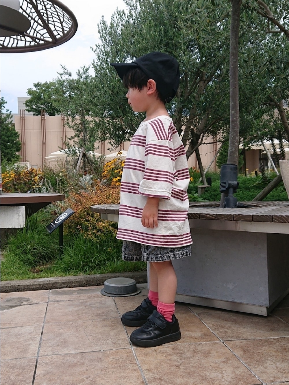 ホワイト系のTシャツ/カットソー、ブラック系のデニムパンツ、ブラック系のサンダルを着用したキッズの夏コーディネートの5枚目の写真