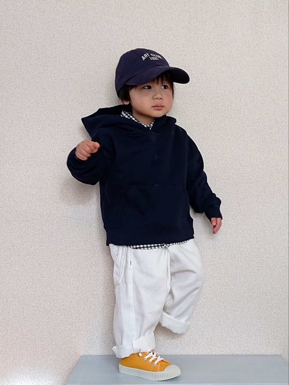 「クリスマスに着たい服、冬コーデ、パーカー、2歳、モノトーン、デニム、デニムパンツ、レイヤードスタイル、スニーカー、スニーカーコーデ、ホワイトパンツ、マイベストコーデ2022、ビッグシルエット、ストリート、韓国子供服」｜「GUの 起毛ツイルベースボールキャップ   69NAVY（キャップ、ブルー系）」を使った、REIさん（キッズ・90cm）の冬コーディネートの5枚目の写真