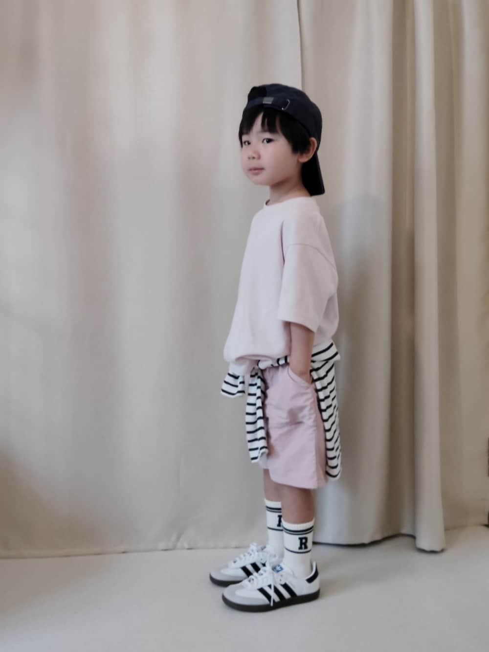 「やっぱり帽子が好き、雨の日コーデ、キャップ、ボーダー、Tシャツ、スニーカー、プチプラ、お出かけコーデ、ピンク、淡色コーデ、スポーツミックス、春コーデ、春夏コーデ、夏コーデ、ショートパンツ」｜「GUの 起毛ツイルベースボールキャップ   69NAVY（キャップ、ブルー系）」を使った、REIさん（キッズ・100cm）の春コーディネートの2枚目の写真