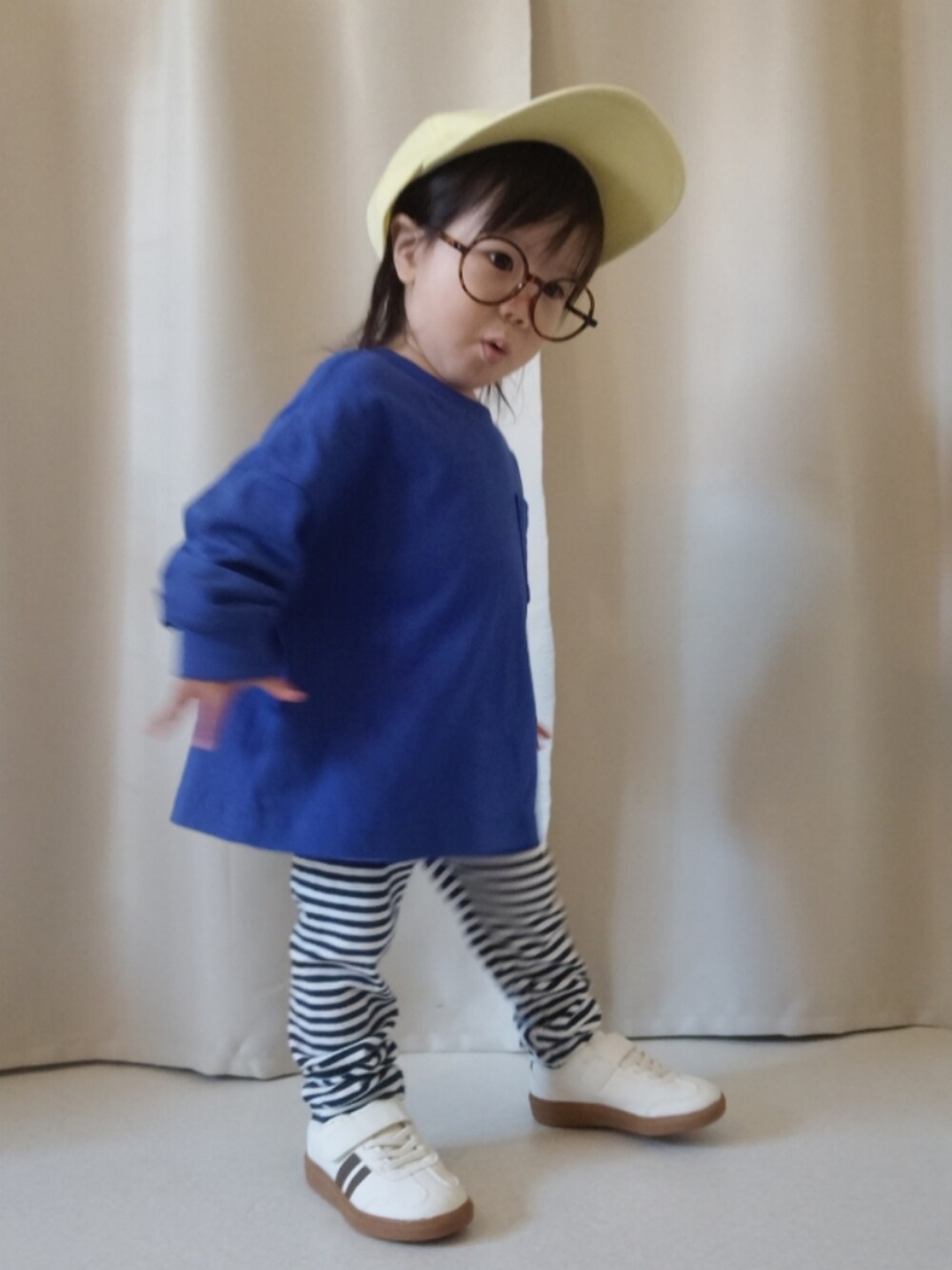 ブルー系のTシャツ/カットソー、ブルー系のパンツ、ブラック系のスニーカーを着用したキッズの夏コーディネートの2枚目の写真