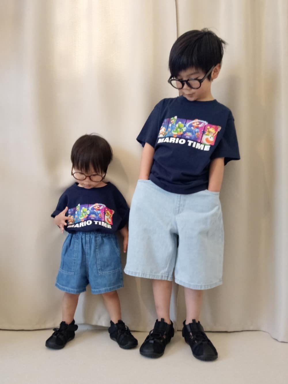 ブルー系のTシャツ/カットソー、ブルー系のパンツ、ブラック系のサンダルを着用したキッズの夏コーディネートの2枚目の写真
