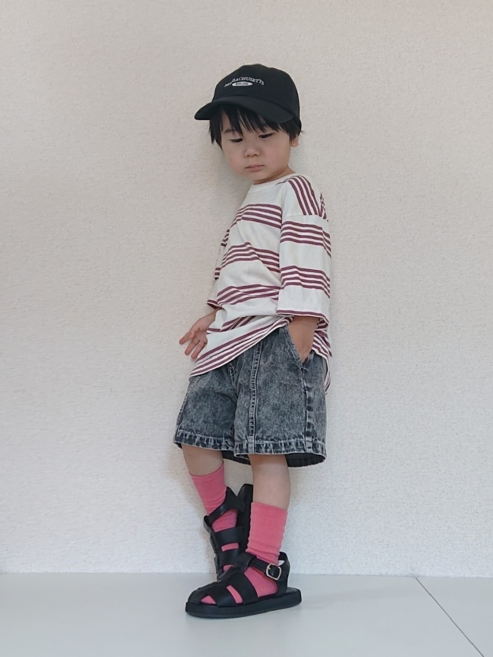 ホワイト系のTシャツ/カットソー、ブラック系のデニムパンツ、ブラック系のサンダルを着用したキッズの夏コーディネートの3枚目の写真