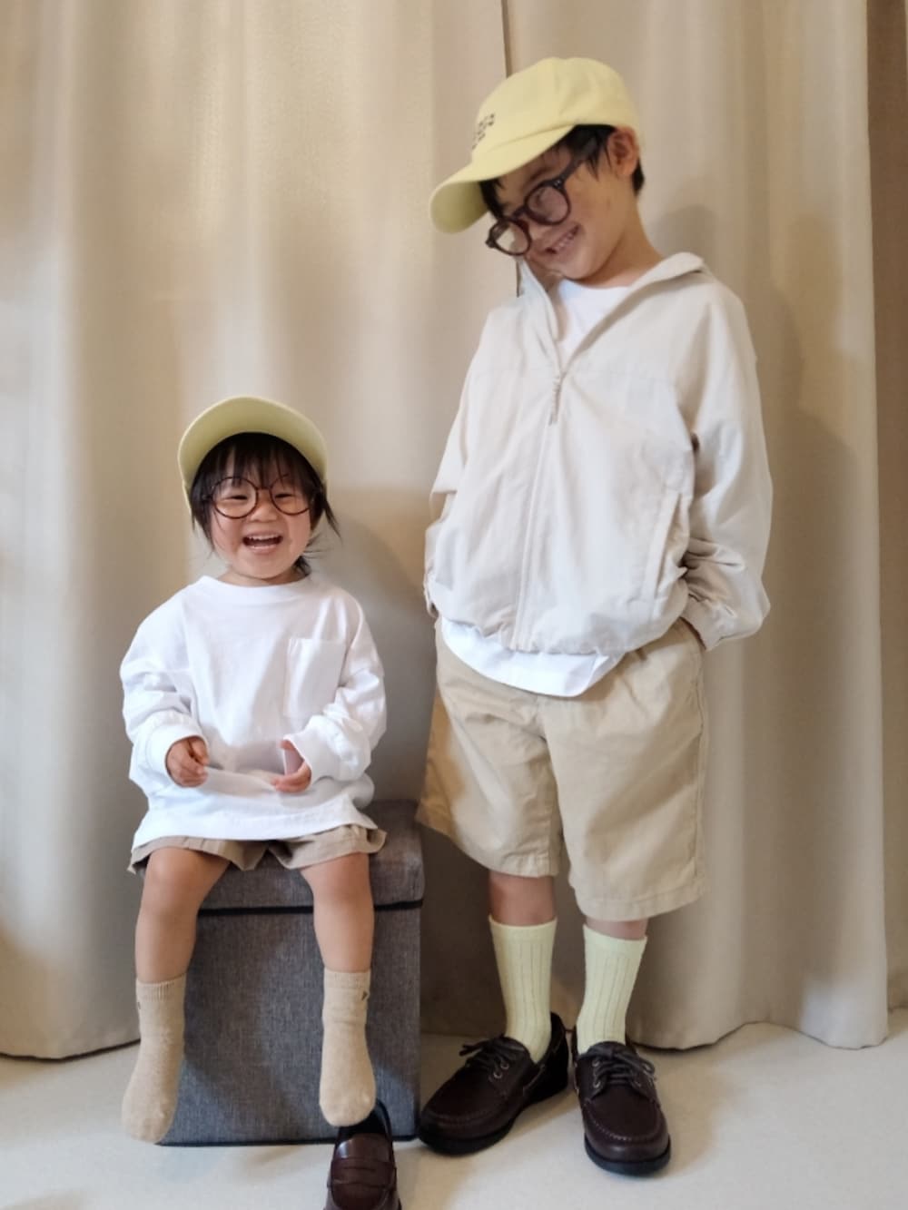 ホワイト系のTシャツ/カットソー、ホワイト系のジャケット/アウター、ベージュ系のパンツを着用したキッズの夏コーディネートの2枚目の写真