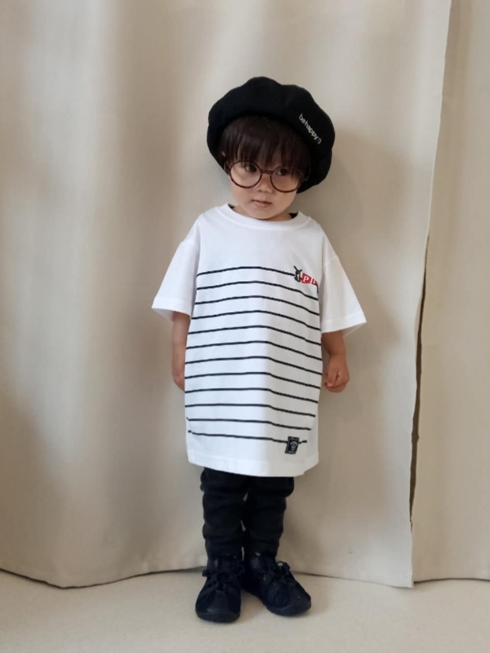ホワイト系のTシャツ/カットソー、ブラック系のタンクトップ、ブラック系のパンツを着用したキッズの夏コーディネートの2枚目の写真
