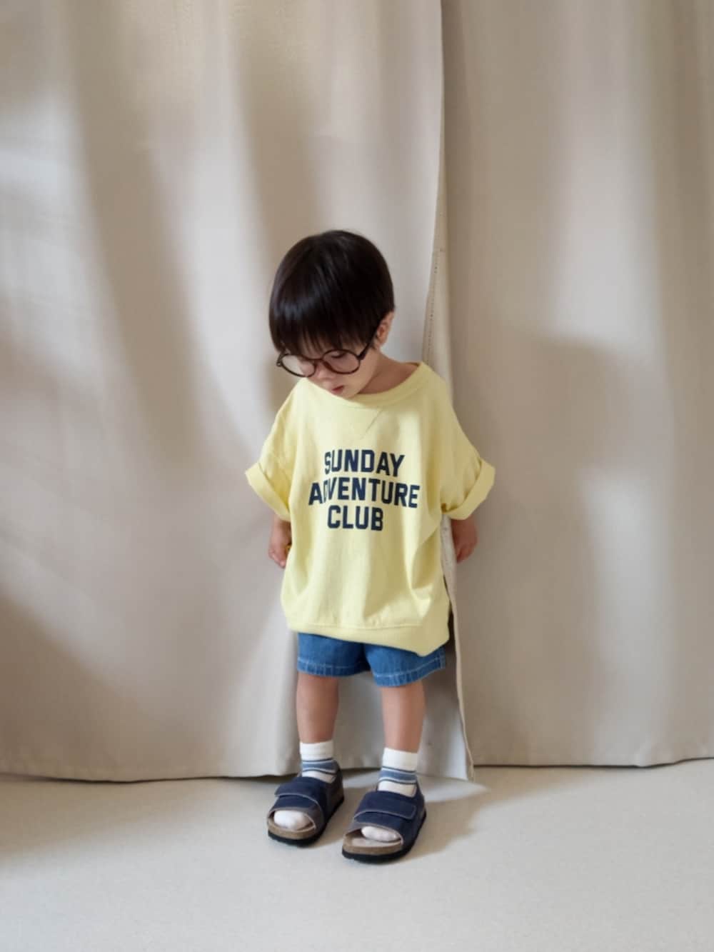 イエロー系のTシャツ/カットソー、ブルー系のパンツ、ブルー系のサンダルを着用したキッズの夏コーディネートの4枚目の写真