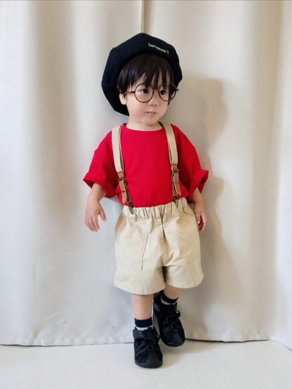 レッド系のTシャツ/カットソー、ベージュ系のパンツ、ブラック系のサンダルを着用したキッズの夏コーディネートの2枚目の写真