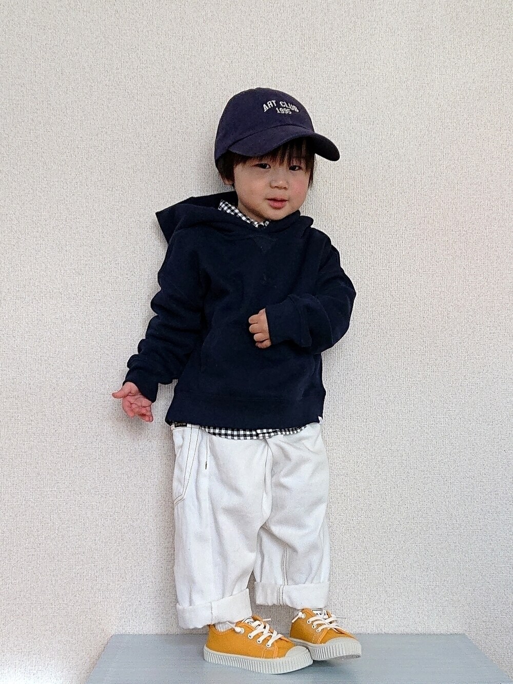 「クリスマスに着たい服、冬コーデ、パーカー、2歳、モノトーン、デニム、デニムパンツ、レイヤードスタイル、スニーカー、スニーカーコーデ、ホワイトパンツ、マイベストコーデ2022、ビッグシルエット、ストリート、韓国子供服」｜「GUの 起毛ツイルベースボールキャップ   69NAVY（キャップ、ブルー系）」を使った、REIさん（キッズ・90cm）の冬コーディネートの4枚目の写真