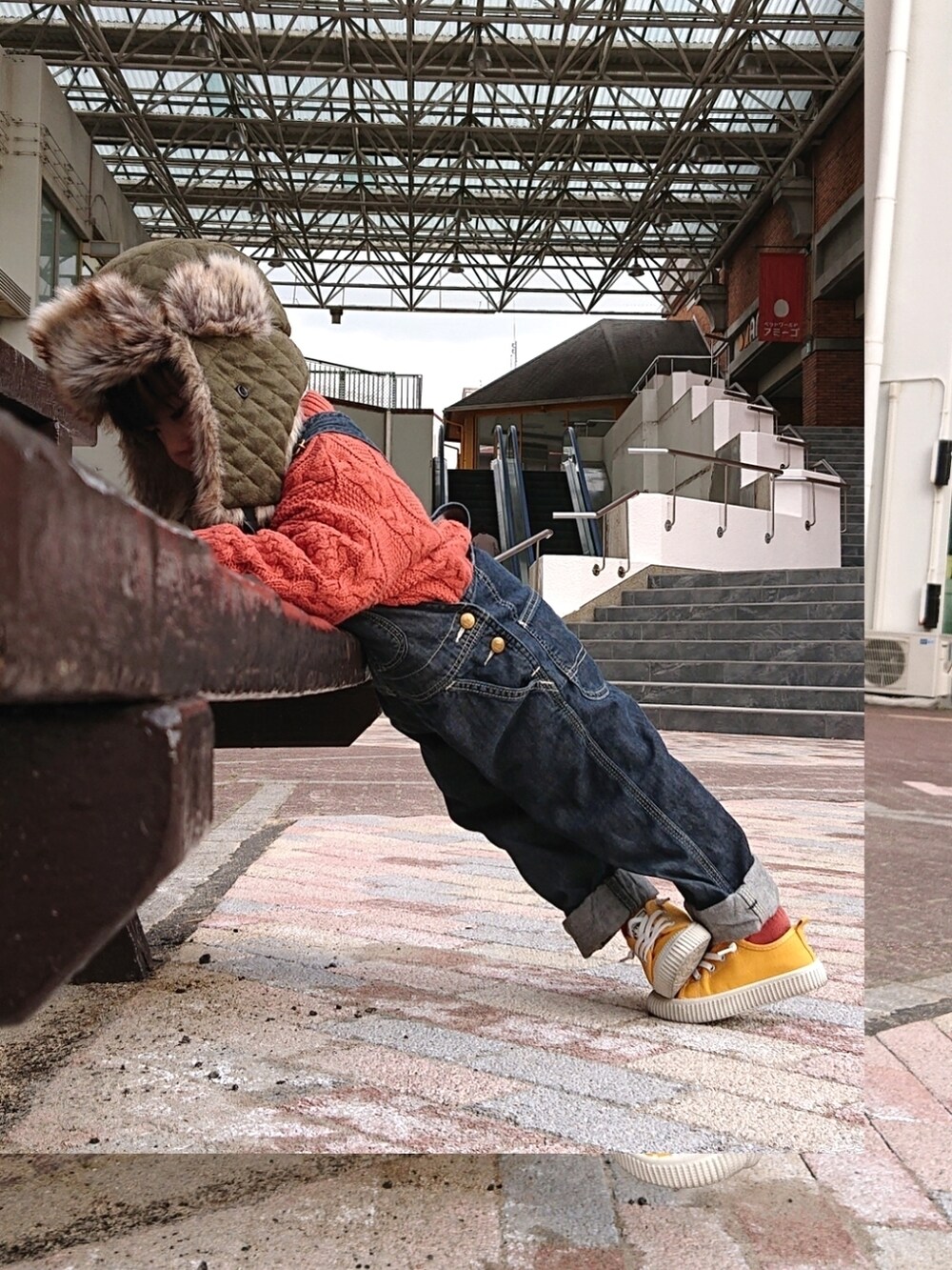 「レイヤードスタイル、サロペット、ニット、カラーニット、スニーカー、スニーカーコーデ、カラーソックス、フライトキャップ、2歳、カジュアルコーデ、ビッグシルエット、冬コーデ、デニム、私の推しブランド、韓国子供服」｜「Birthdayの  CPフライトキルト   中緑   56cm   ¥1,309   【302-0898】（帽子、グリーン系）」を使った、REIさん（キッズ・90cm）の冬コーディネートの4枚目の写真