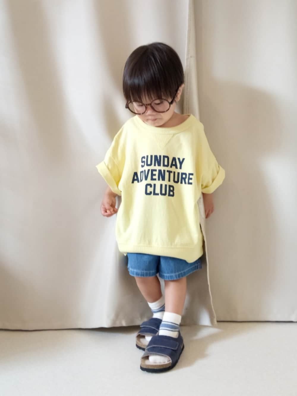 イエロー系のTシャツ/カットソー、ブルー系のパンツ、ブルー系のサンダルを着用したキッズの夏コーディネートの2枚目の写真