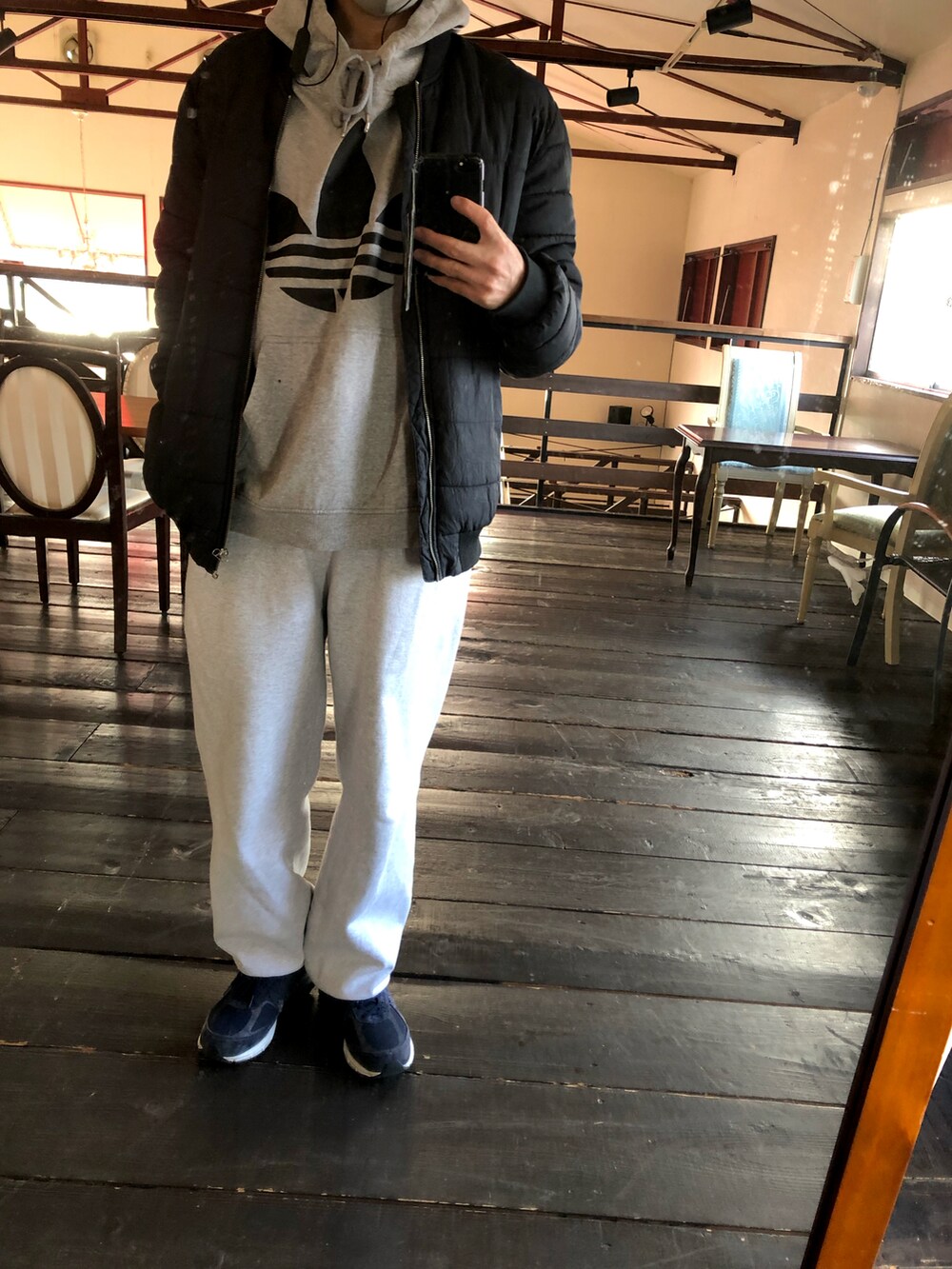 ブラック系のMA-1、シルバー系のスウェットパンツ、ブルー系のスニーカーを着用したメンズの秋コーディネートの2枚目の写真