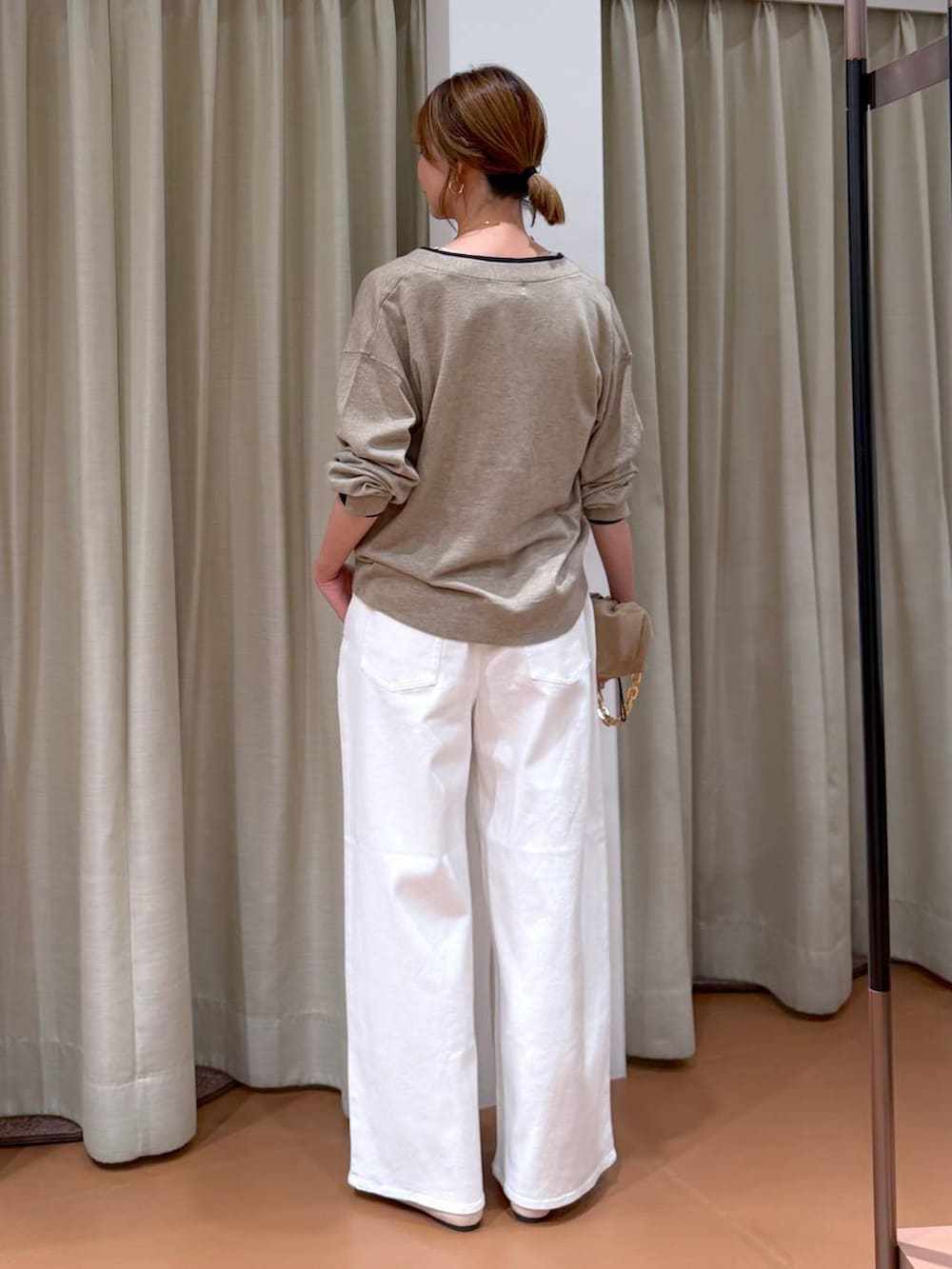 ピンク系のTシャツ/カットソー、ベージュ系のカーディガン/ボレロ、ベージュ系のショルダーバッグを着用したレディースの秋コーディネートの4枚目の写真