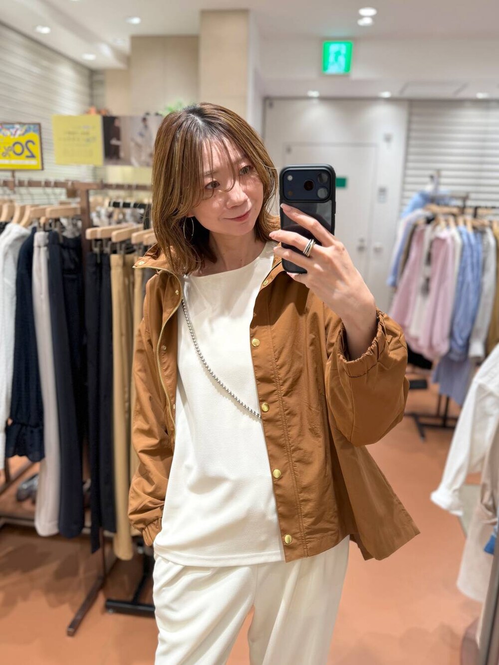 ホワイト系のその他パンツ、ホワイト系のTシャツ/カットソー、イエロー系のマウンテンパーカーを着用したレディースの春コーディネートの2枚目の写真