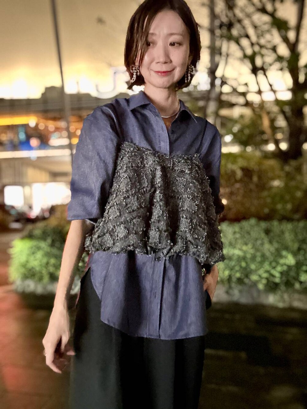 ブラック系のその他パンツ、ブルー系のシャツ/ブラウスを着用したレディースの秋コーディネートの7枚目の写真