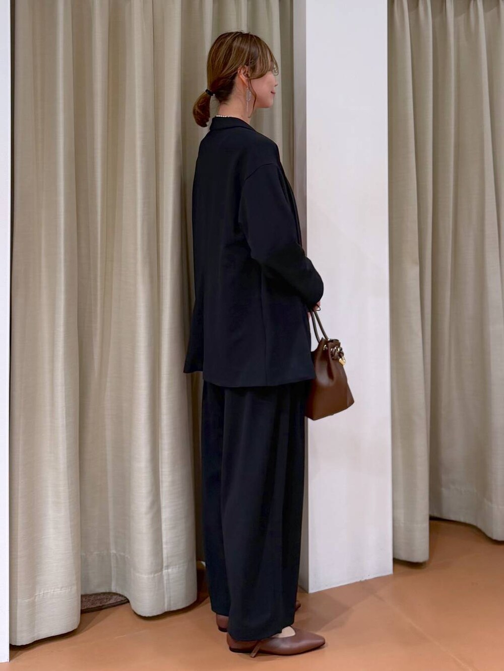 ブラック系のタンクトップ、ブラック系のその他パンツ、レッド系のTシャツ/カットソーを着用したレディースの春コーディネートの5枚目の写真