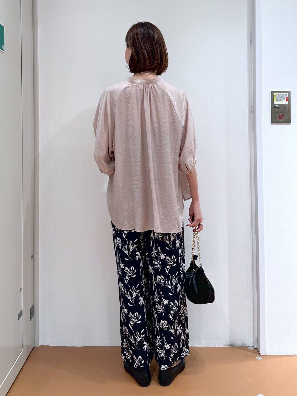 ベージュ系のシャツ/ブラウス、ブラック系のパンプス、ブルー系のその他パンツを着用したレディースの秋コーディネートの4枚目の写真