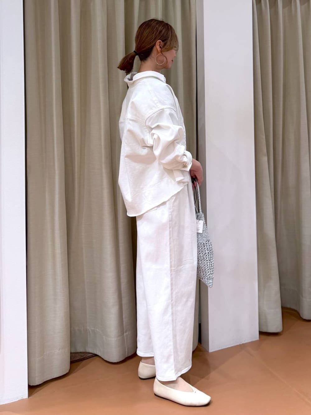 ホワイト系のパンプス、ホワイト系のデニムパンツ、ホワイト系のシャツ/ブラウスを着用したレディースの春コーディネートの5枚目の写真