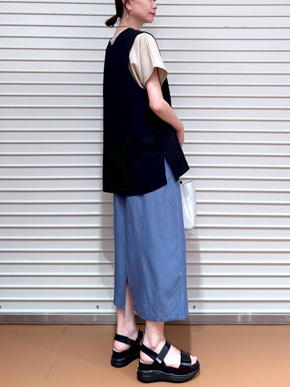 ブラック系のシャツ/ブラウス、ベージュ系のTシャツ/カットソー、ブラック系のサンダルを着用したレディースの夏コーディネートの6枚目の写真