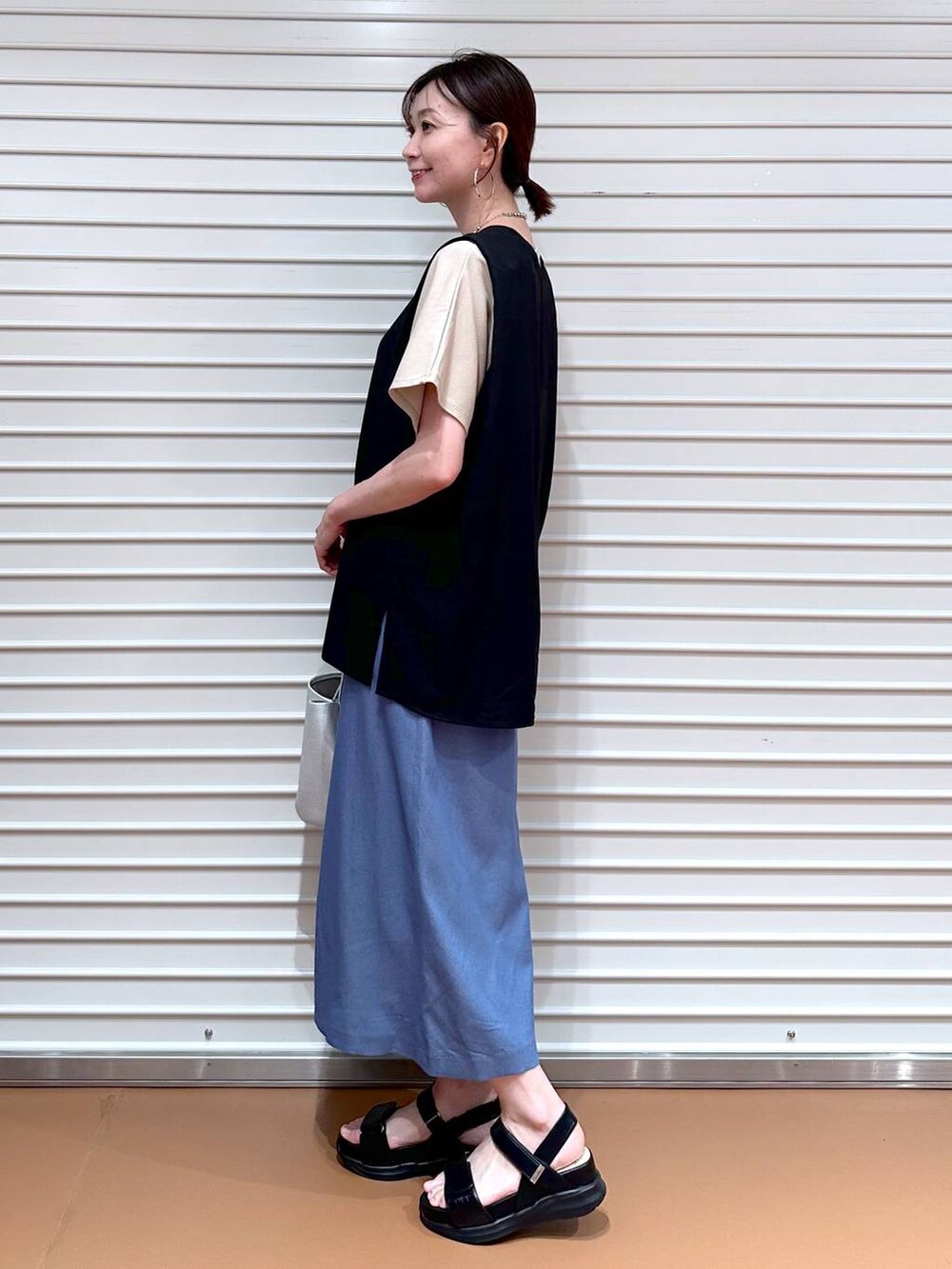 ブラック系のシャツ/ブラウス、ベージュ系のTシャツ/カットソー、ブラック系のサンダルを着用したレディースの夏コーディネートの3枚目の写真