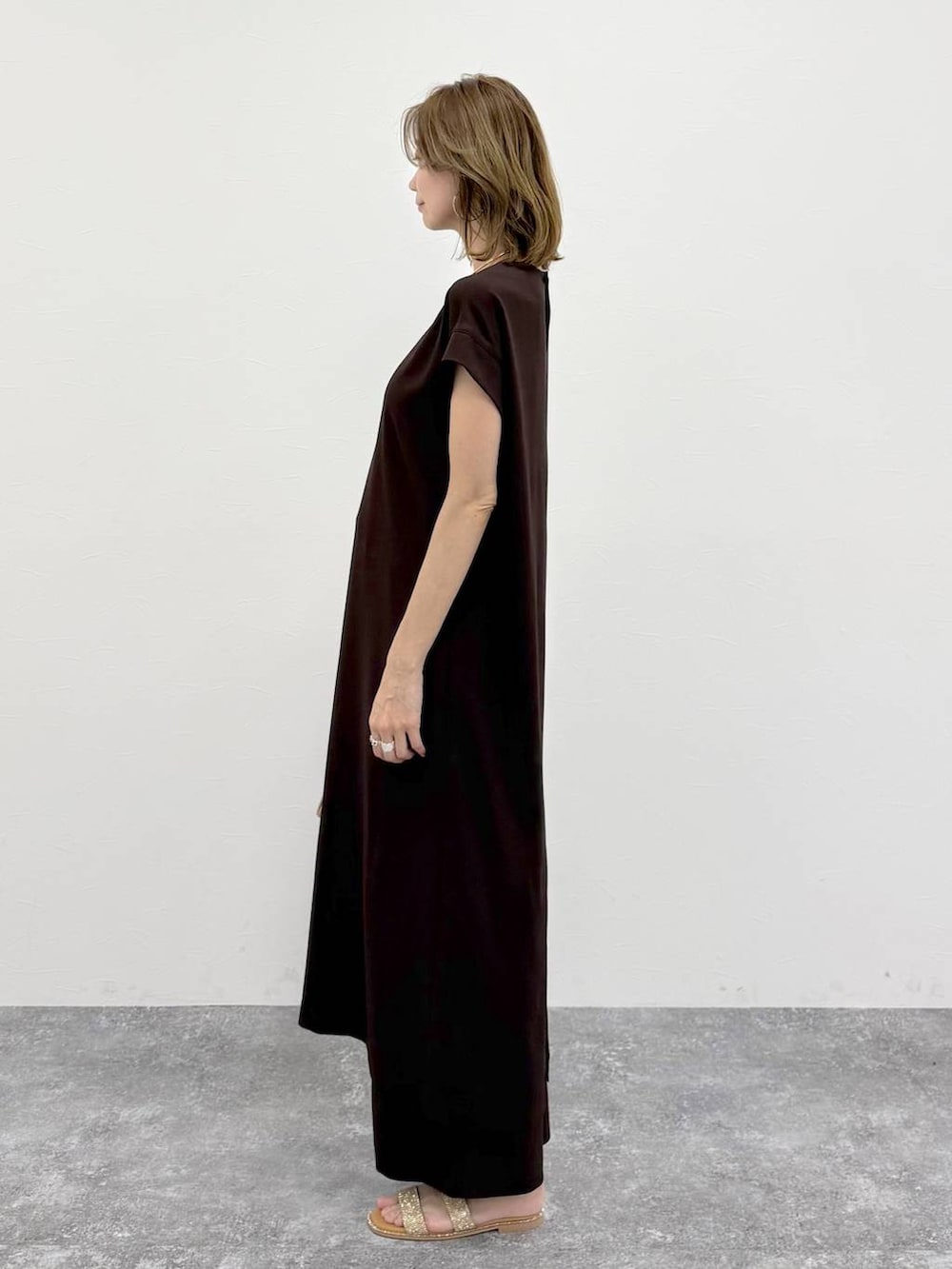 ブラウン系のその他パンツ、ブラウン系のワンピース、ゴールド系のネックレスを着用したレディースの春コーディネートの5枚目の写真