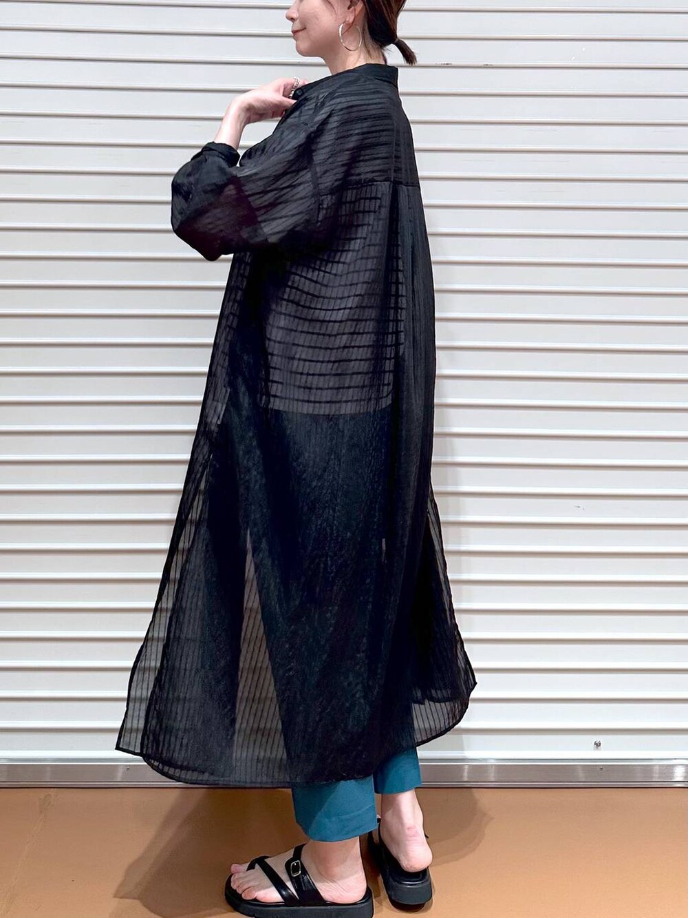 グリーン系のその他パンツ、ブラック系のサンダル、ブラック系のTシャツ/カットソーを着用したレディースの夏コーディネートの7枚目の写真