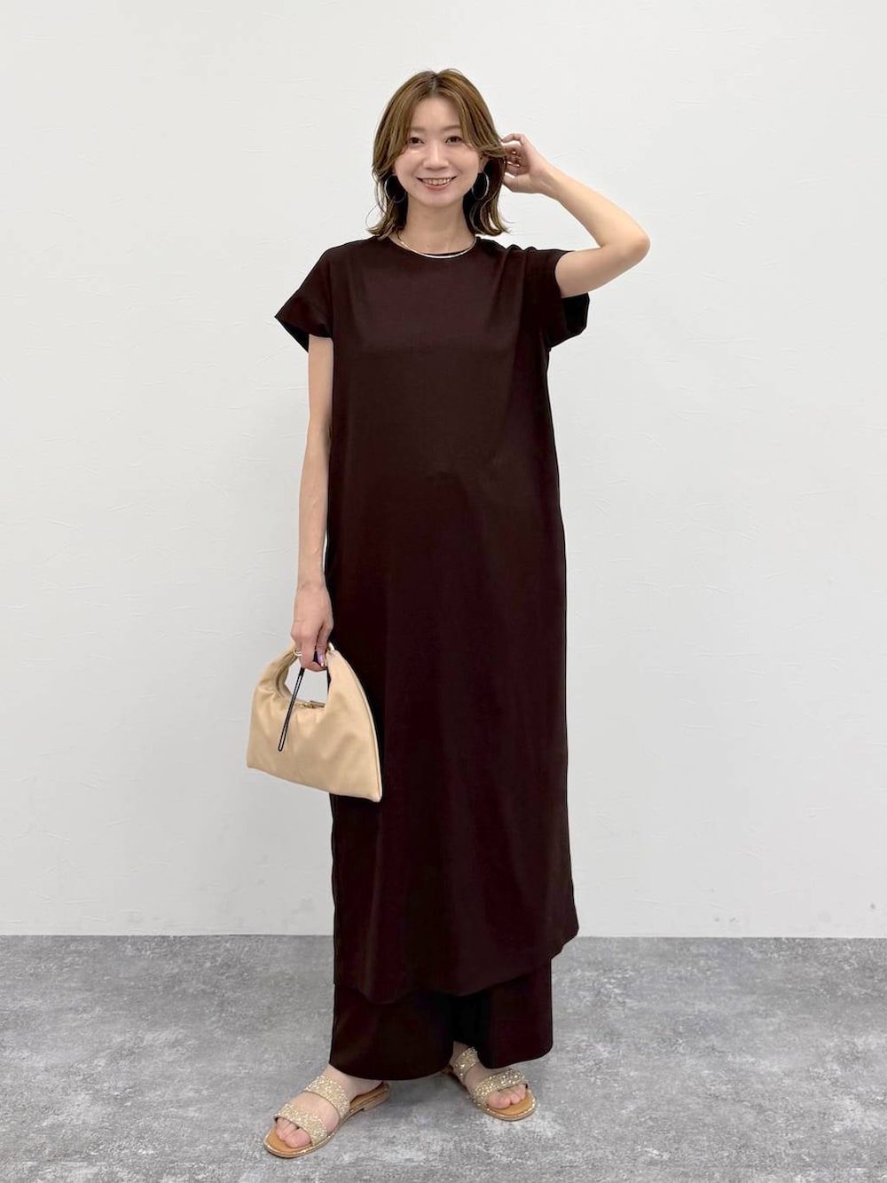 ブラウン系のその他パンツ、ブラウン系のワンピース、ゴールド系のネックレスを着用したレディースの春コーディネートの2枚目の写真