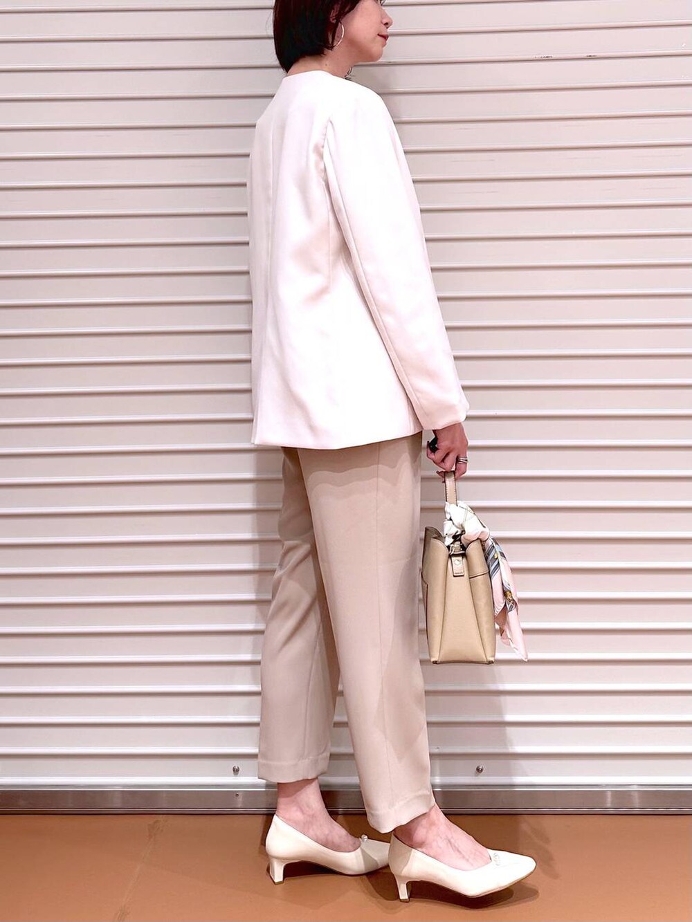 ベージュ系のその他パンツ、ベージュ系のその他パンツ、ベージュ系のノーカラージャケットを着用したレディースの冬コーディネートの5枚目の写真