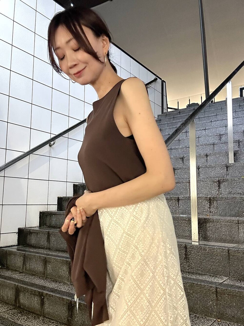 ブラウン系のカーディガン/ボレロ、ブラウン系のニット/セーター、ホワイト系のパンプスを着用したレディースの春コーディネートの6枚目の写真