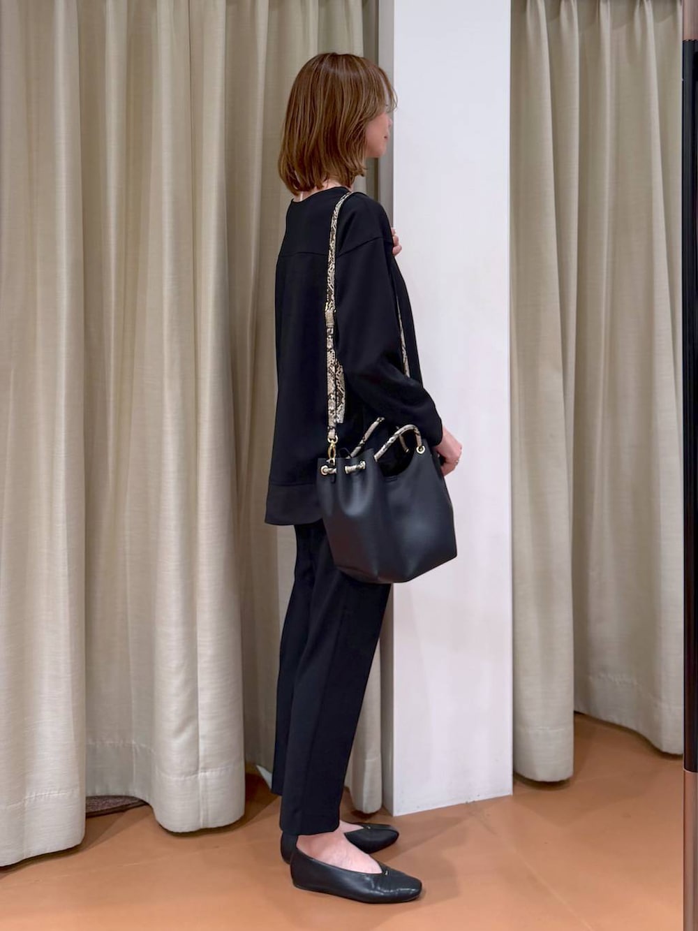 ブラック系のその他パンツ、ブラック系のパンプス、ブラック系のTシャツ/カットソーを着用したレディースの春コーディネートの5枚目の写真