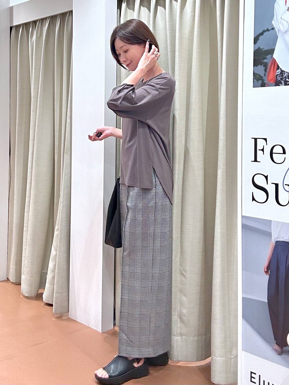 ブラック系のサンダル、ブラック系のその他パンツ、ブラック系のトートバッグを着用したレディースの秋コーディネートの3枚目の写真