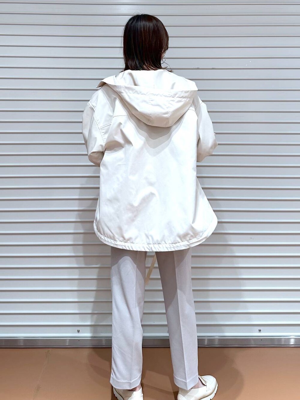 ベージュ系のその他パンツ、ブラック系のその他パンツ、ホワイト系のローファーを着用したレディースの冬コーディネートの4枚目の写真