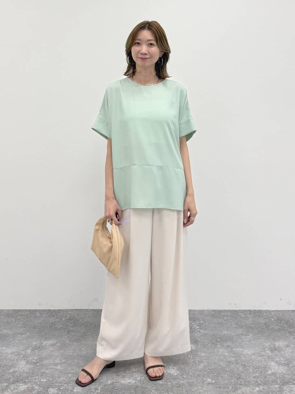 ホワイト系のその他パンツ、グリーン系のTシャツ/カットソー、ゴールド系のネックレスを着用したレディースの春コーディネートの6枚目の写真