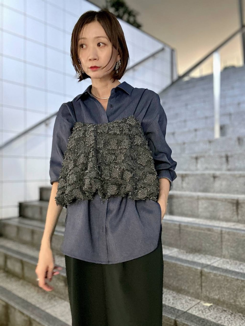 ブラック系のその他パンツ、ブルー系のシャツ/ブラウスを着用したレディースの秋コーディネートの2枚目の写真