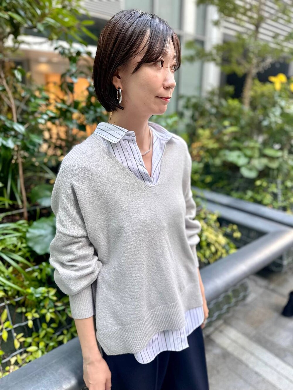 ブラック系のシャツ/ブラウス、ブルー系のその他パンツ、グレー系のニット/セーターを着用したレディースの冬コーディネートの2枚目の写真