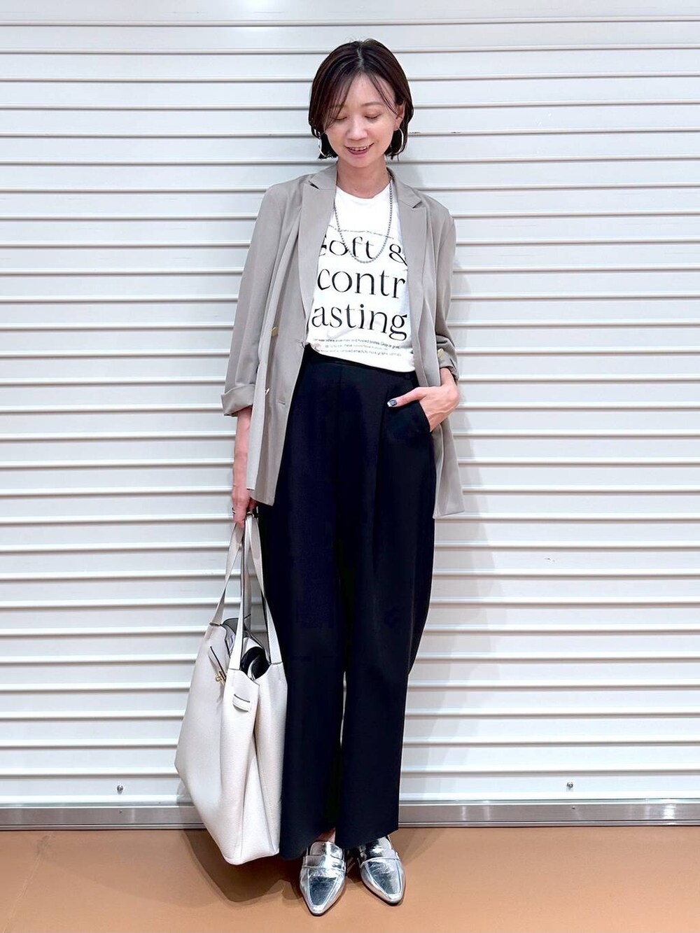 ブラック系のその他パンツ、ホワイト系のTシャツ/カットソー、グレー系のトートバッグを着用したレディースの夏コーディネートの2枚目の写真