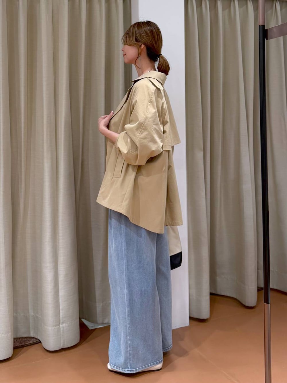 ホワイト系のパンプス、ホワイト系のタンクトップ、ブルー系のデニムパンツを着用したレディースの春コーディネートの3枚目の写真