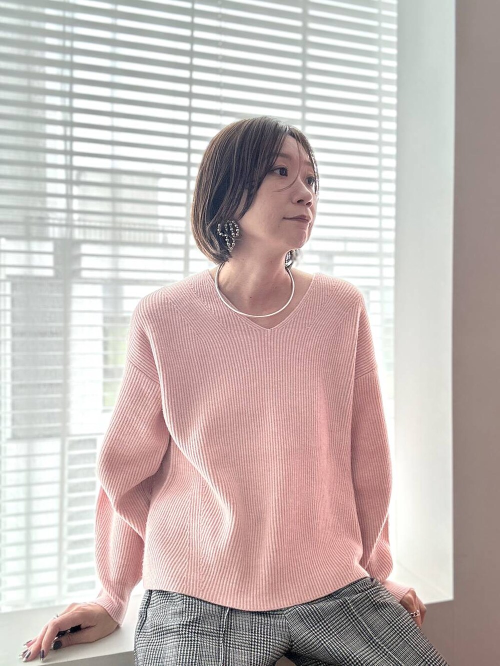 ブラック系のその他パンツを着用したレディースの秋コーディネートの5枚目の写真