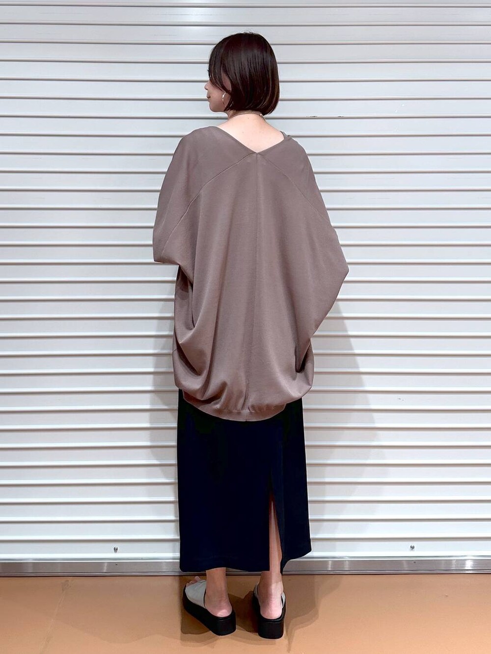 ブラック系のスカート、ブラウン系のカーディガン/ボレロ、シルバー系のサンダルを着用したレディースの夏コーディネートの4枚目の写真