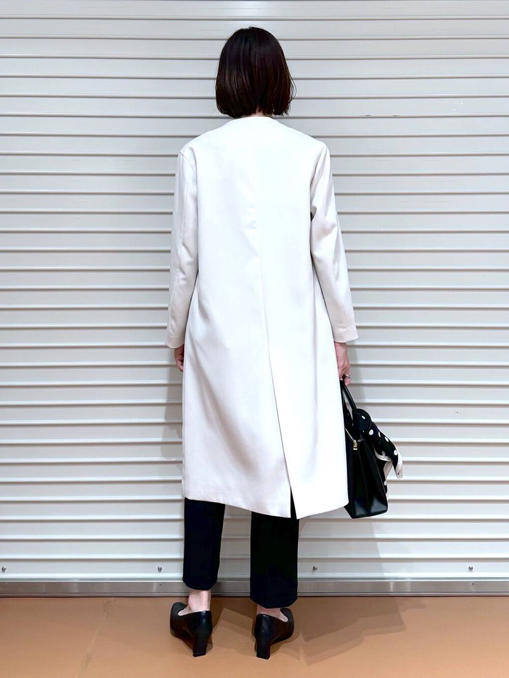 ブラック系のショルダーバッグ、ブラック系のその他パンツ、ブラック系のシャツ/ブラウスを着用したレディースの冬コーディネートの3枚目の写真