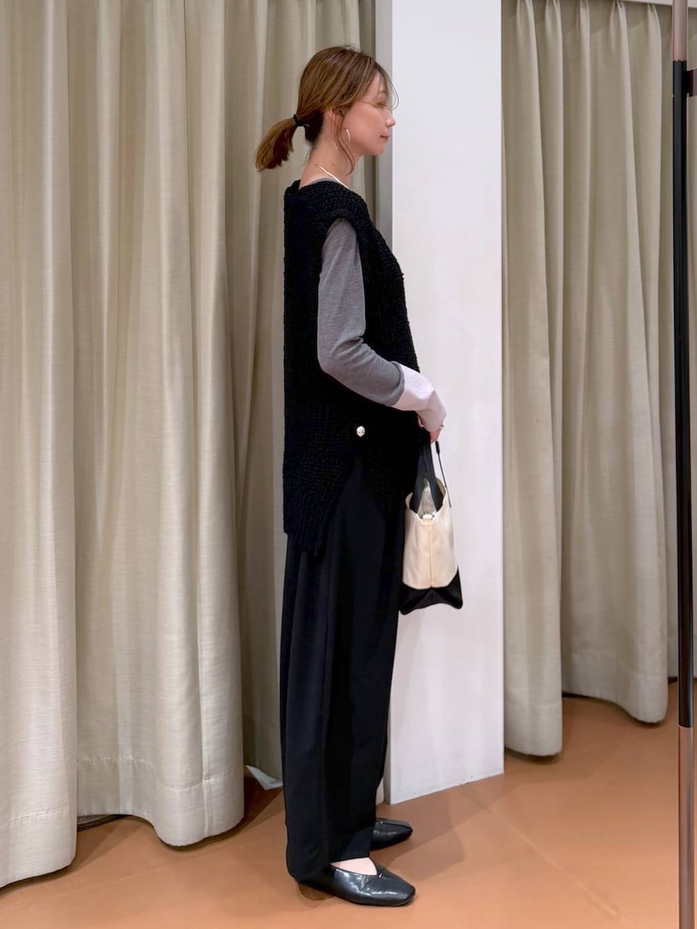 ブラック系のパンプス、ブラック系のその他パンツ、ブラック系のベストを着用したレディースの春コーディネートの5枚目の写真
