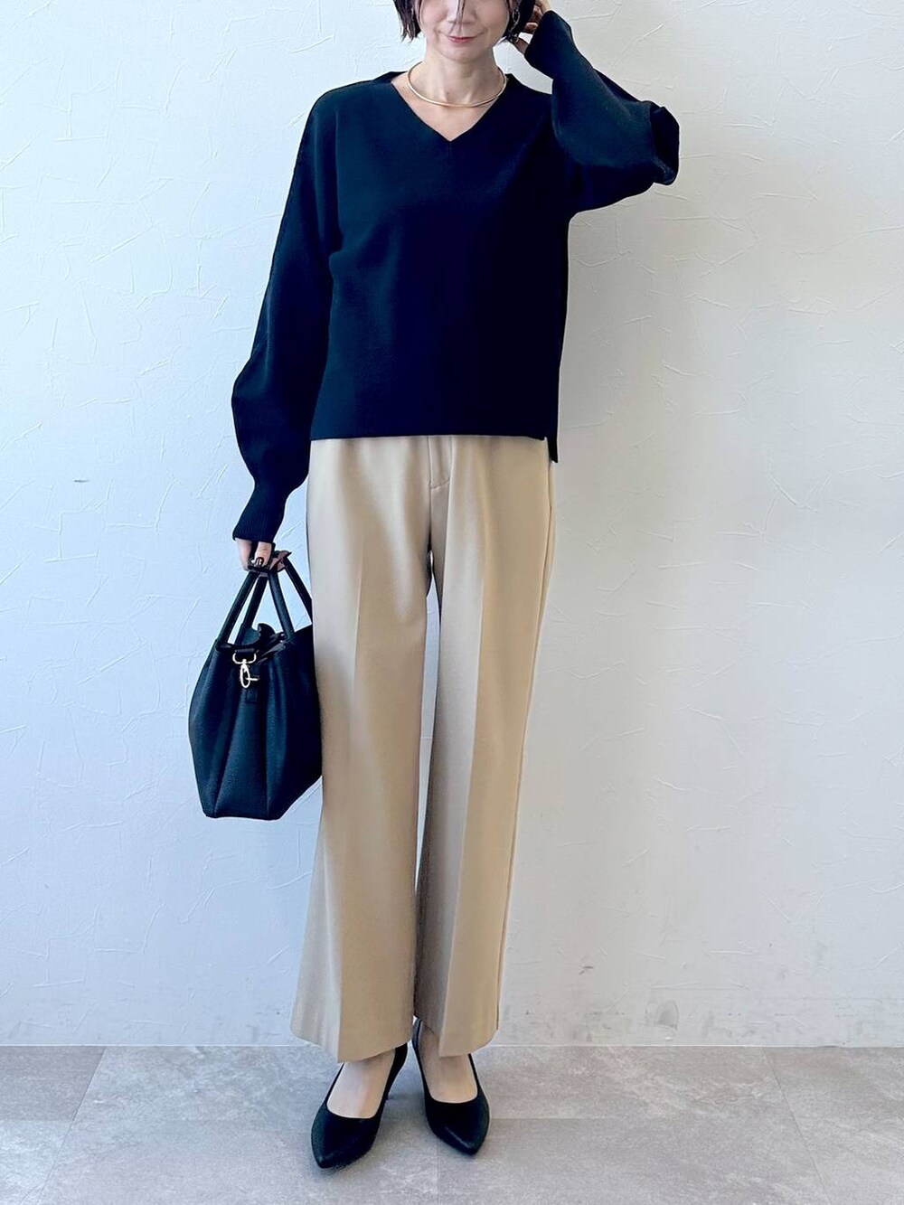 ベージュ系のその他パンツを着用したレディースの秋コーディネートの2枚目の写真