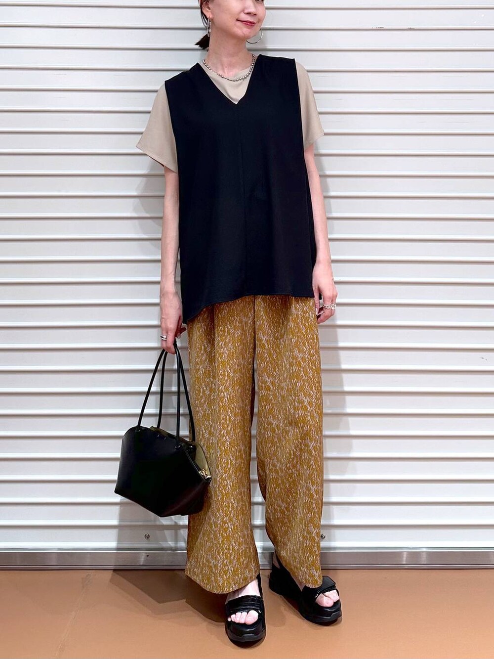 ブラック系のシャツ/ブラウス、ベージュ系のTシャツ/カットソー、ブラック系のサンダルを着用したレディースの夏コーディネートの5枚目の写真