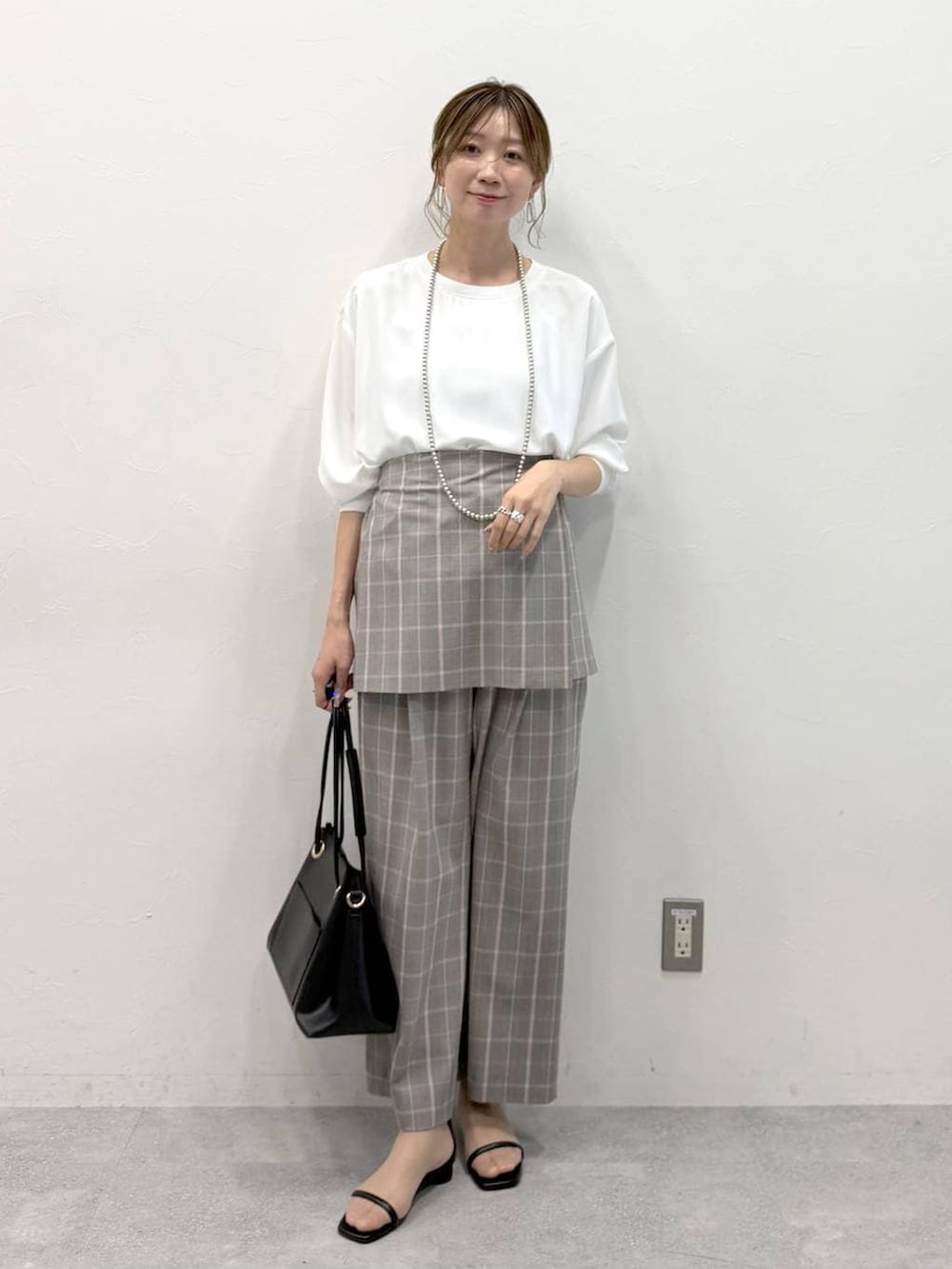 ブラック系のトートバッグ、その他のその他パンツ、その他のキャミソールを着用したレディースの冬コーディネートの4枚目の写真