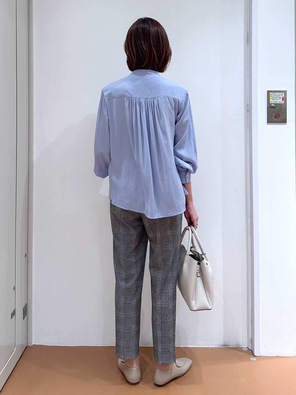 ブラック系のその他パンツ、グレー系のハンドバッグ、ブラウン系のパンプスを着用したレディースの秋コーディネートの4枚目の写真