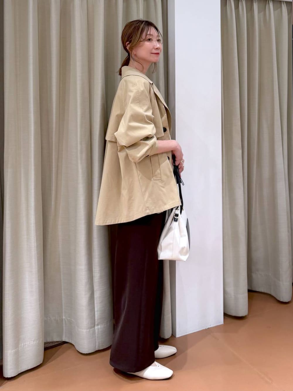 ホワイト系のパンプス、ホワイト系のタンクトップ、ホワイト系のトートバッグを着用したレディースの春コーディネートの5枚目の写真