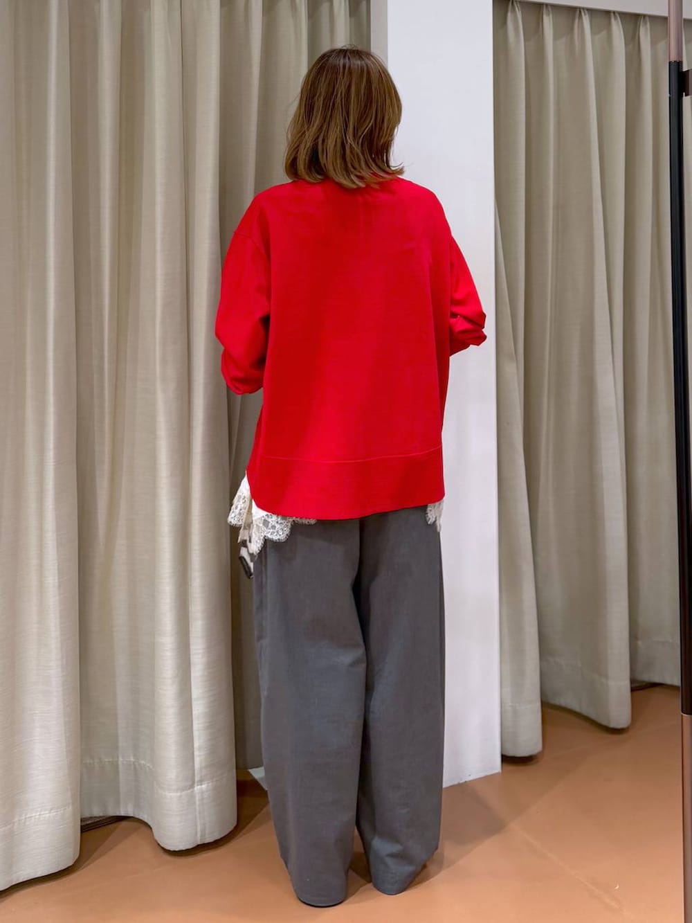 ブラック系のパンプス、ホワイト系のキャミソール、ブラック系のトートバッグを着用したレディースの春コーディネートの5枚目の写真