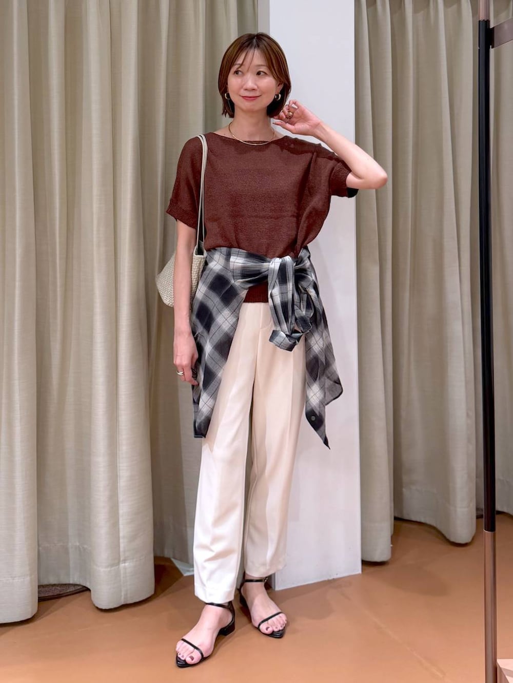 ブラック系のシャツ/ブラウス、ホワイト系のその他パンツ、ブラック系のサンダルを着用したレディースの秋コーディネートの2枚目の写真